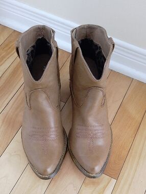 Very Volatile Wildwest Western Cowboy Heel Pull On Tan Leather Ankle Booties
